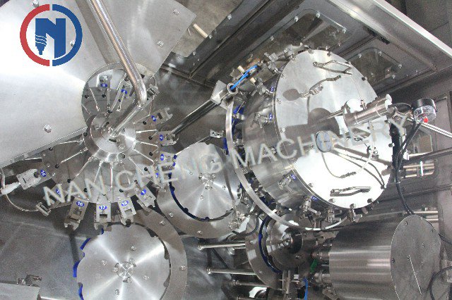 4000BPH التلقائي للمشروبات / المشروبات الغازية / CSD Washing Filling Capping 3-in-1 Machine Model ： DXGF18-18-6)