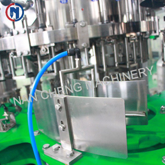 12000BPH التلقائي المشروبات / المشروبات الغازية / CSD Washing Filling Capping 3-in-1 Machine Model ： DXGF32-32-8)
